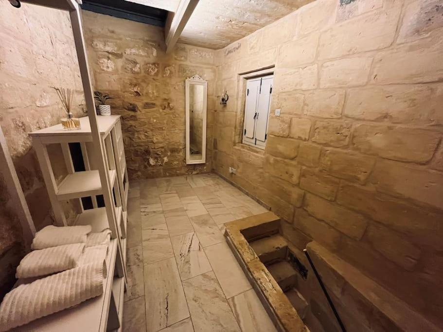Charming 200 Year Old Cottage With Yard Zabbar Exterior photo
